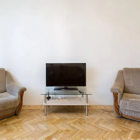 Apartment 4br In City Centre With Free Parking